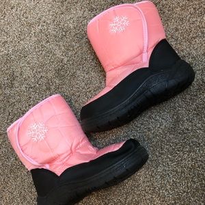 Pink & Black Snow Boots With Embroidered
Snowflake